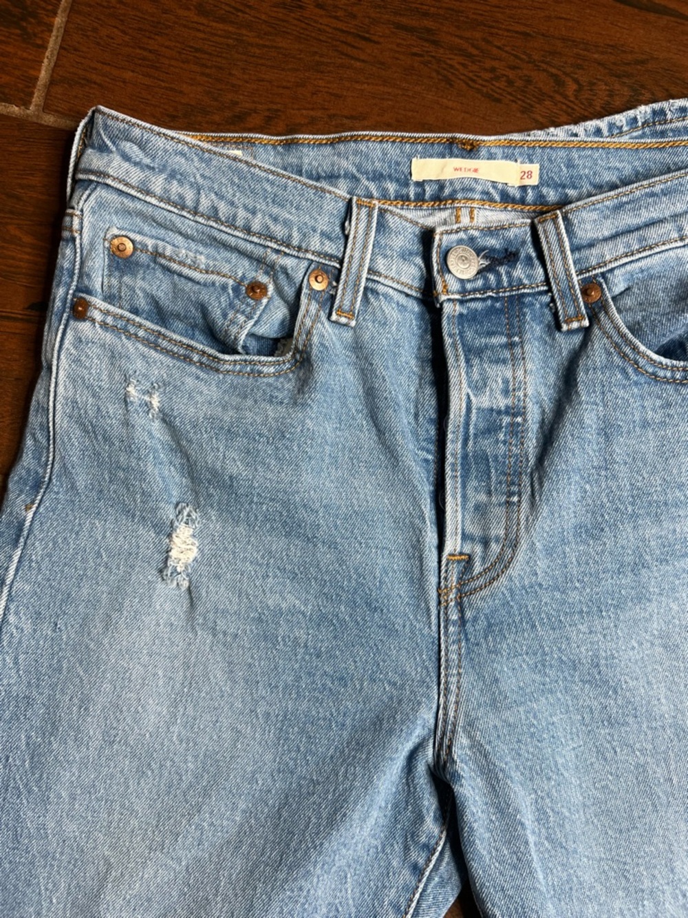 Levi’s Light Wash Denim Distressed High Rise Wedgie Jeans women’s Size 28 - Picture 3 of 7